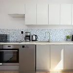 Zrodlana Two-bedroom With Balcony By Renters Апартаменти