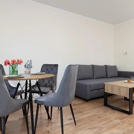 Апартаменты Zrodlana Two-bedroom With Balcony By Renters