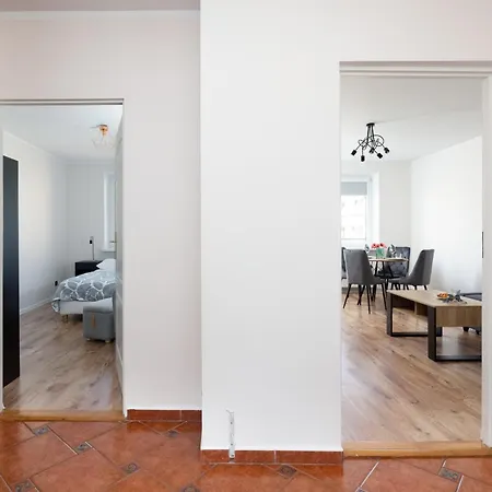 Zrodlana Two-bedroom With Balcony By Renters Колобжег