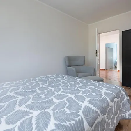 Zrodlana Two-bedroom With Balcony By Renters Апартаменти