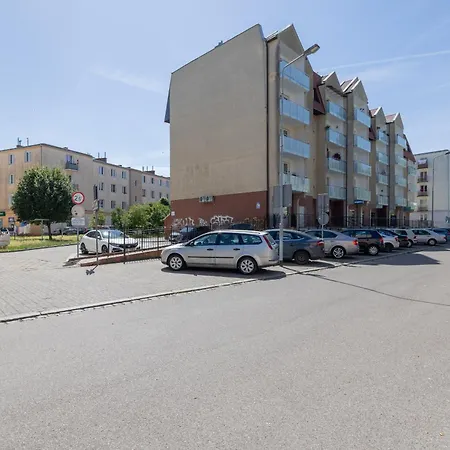 Zrodlana Two-bedroom With Balcony By Renters Колобжег