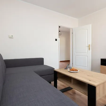 Zrodlana Two-bedroom With Balcony By Renters Апартаменти *