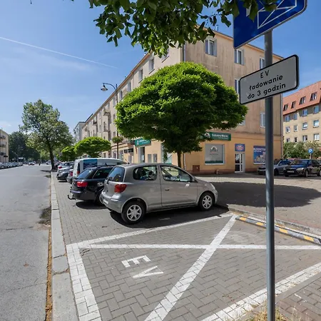 Zrodlana Two-bedroom With Balcony By Renters Апартаменти